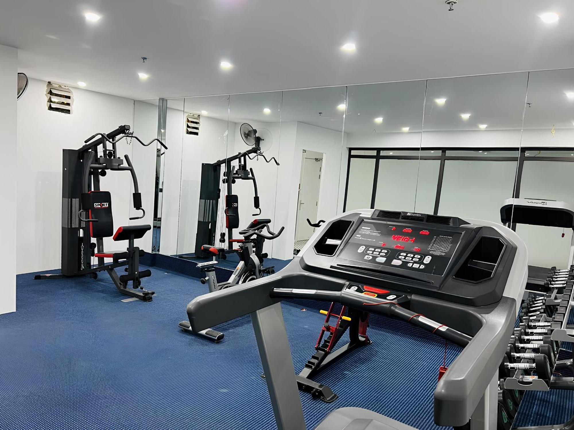 האנוי May De Ville Crown Hotel מראה חיצוני תמונה The gym at the hotel