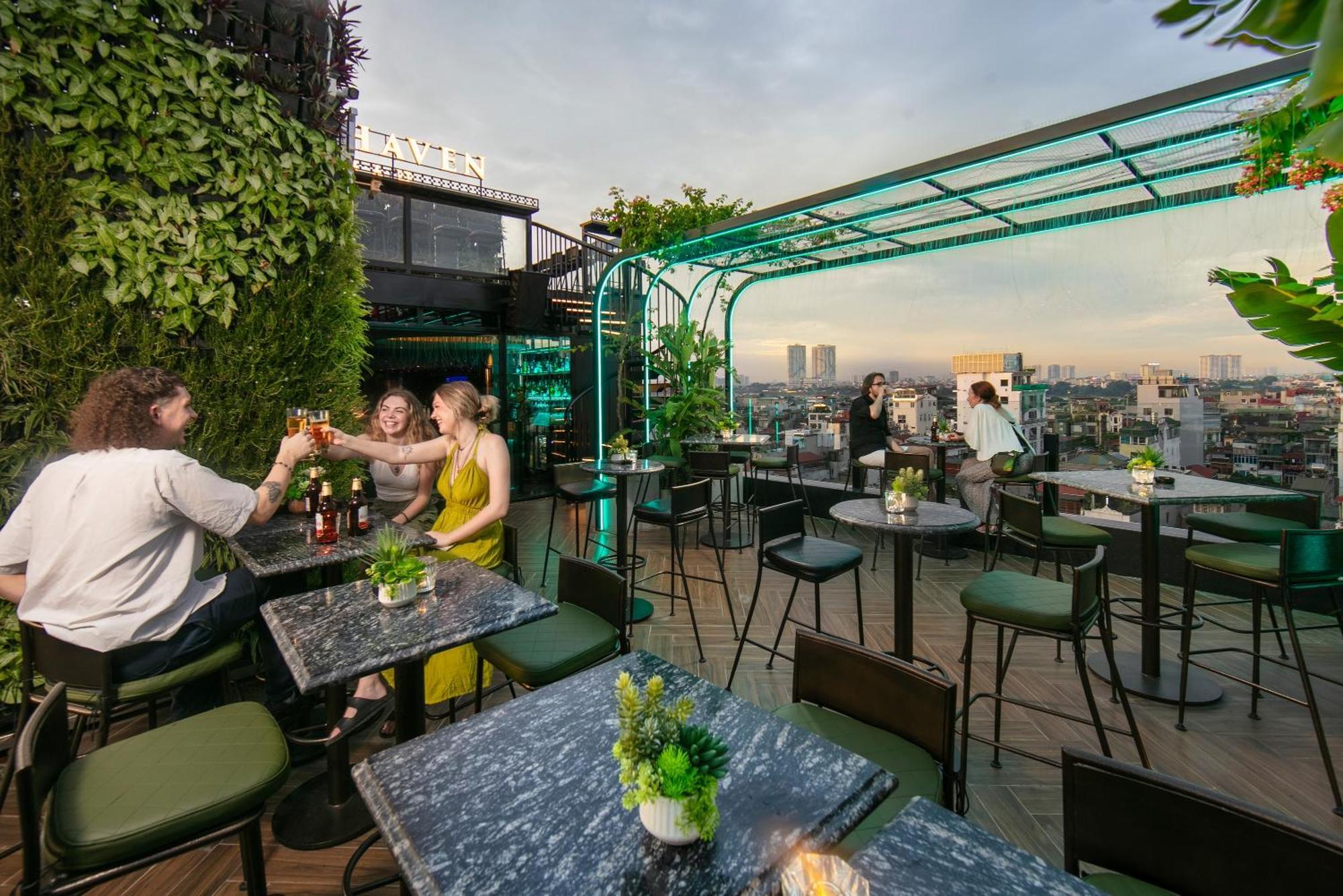 האנוי May De Ville Crown Hotel מראה חיצוני תמונה The rooftop bar