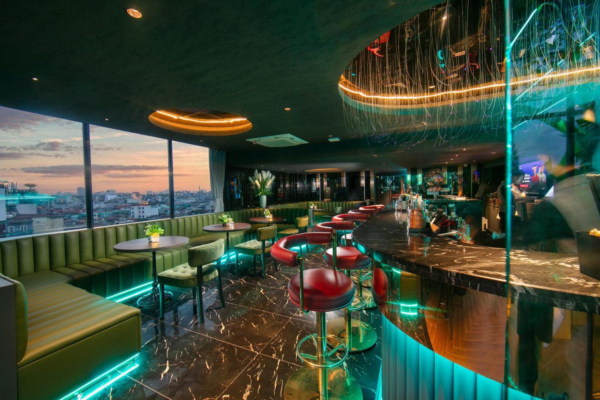 האנוי May De Ville Crown Hotel מראה חיצוני תמונה The 360° Sky Bar
