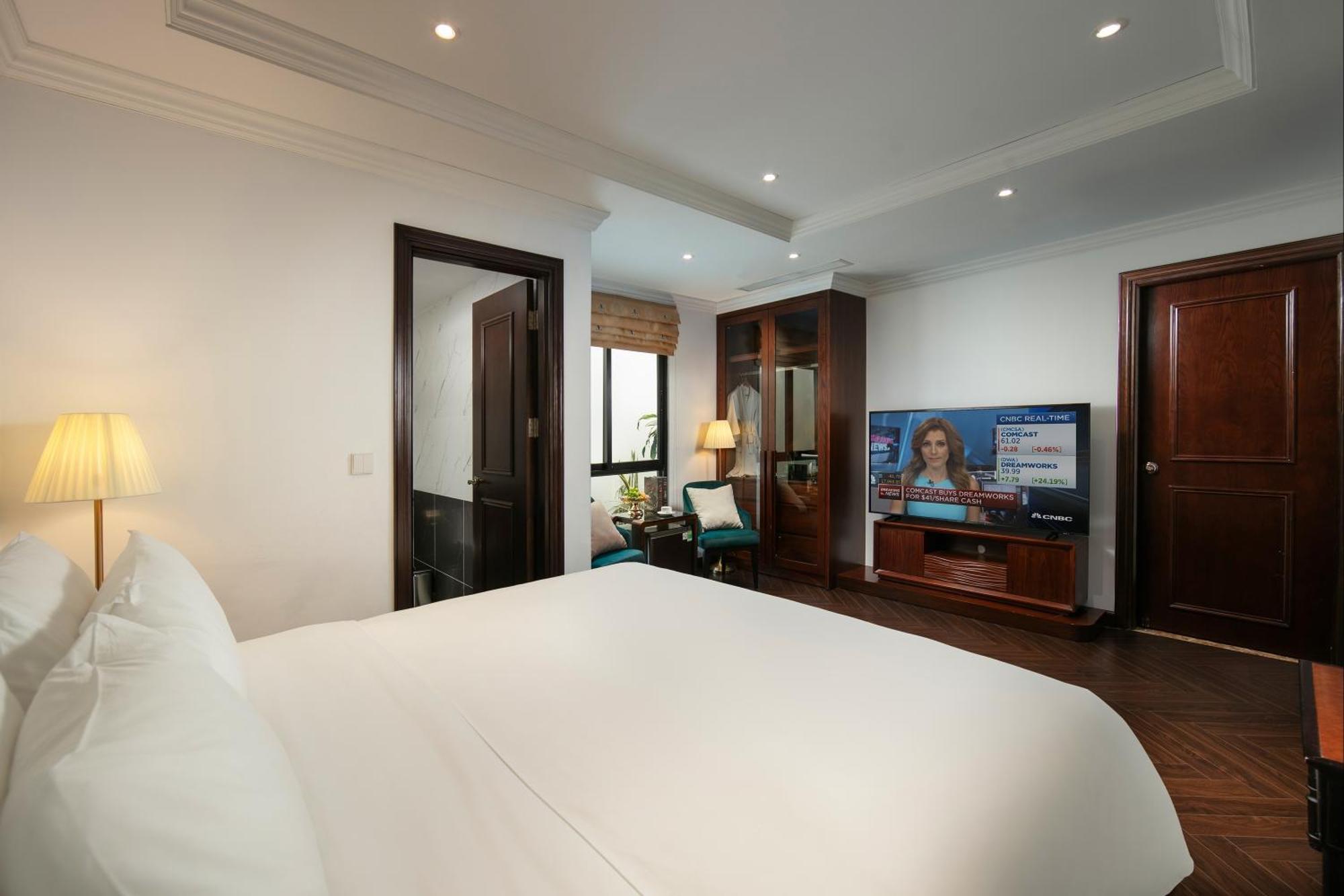 האנוי May De Ville Crown Hotel מראה חיצוני תמונה A bedroom at the hotel