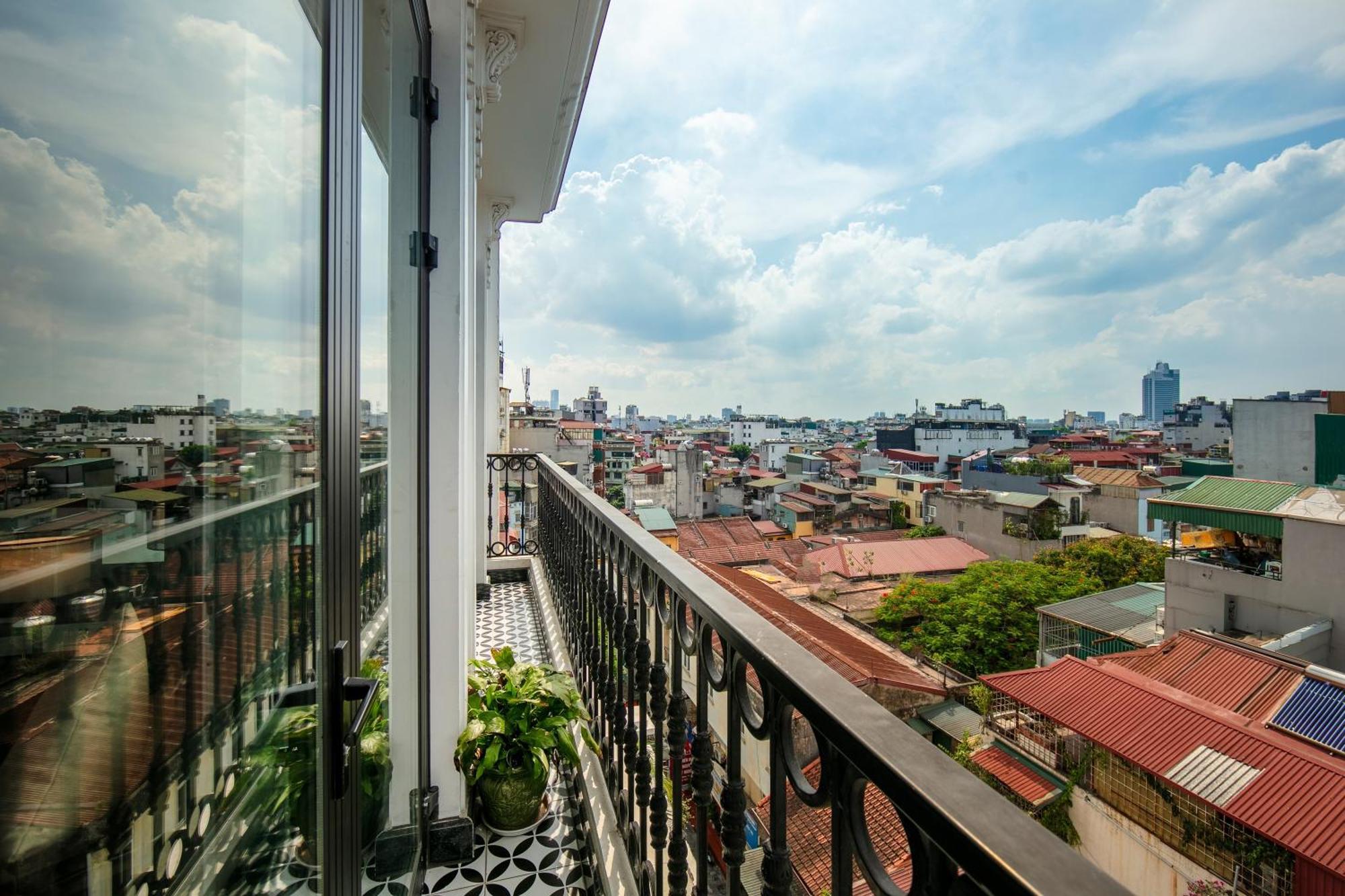 האנוי May De Ville Crown Hotel מראה חיצוני תמונה A balcony in Ho Chi Minh City, Vietnam