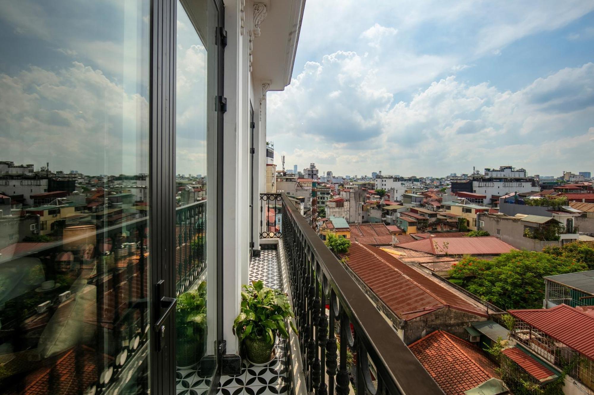 האנוי May De Ville Crown Hotel מראה חיצוני תמונה A view of the city from the balcony of a house in the district
