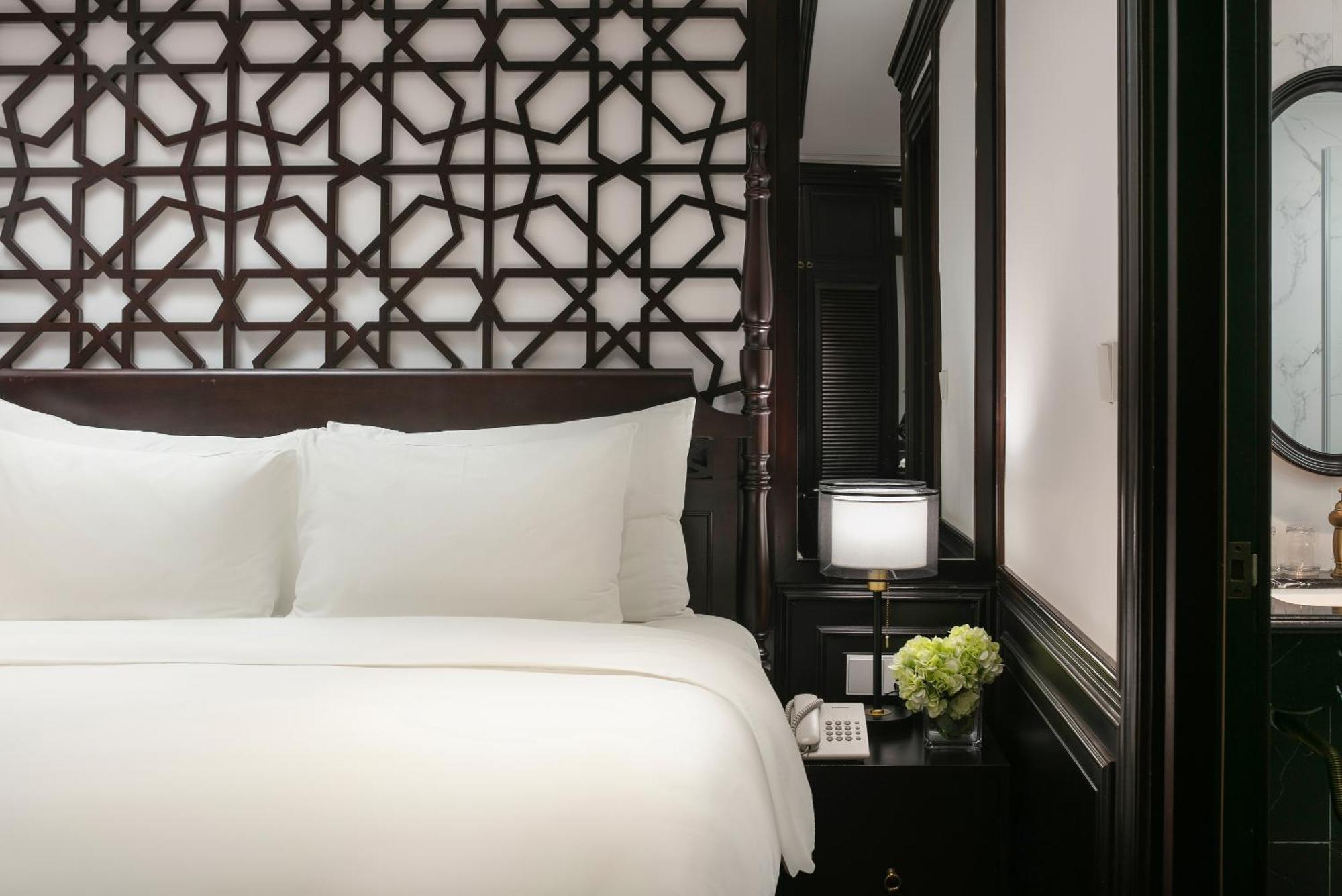 האנוי May De Ville Crown Hotel מראה חיצוני תמונה A bedroom at the Mandarin Oriental, Hanoi