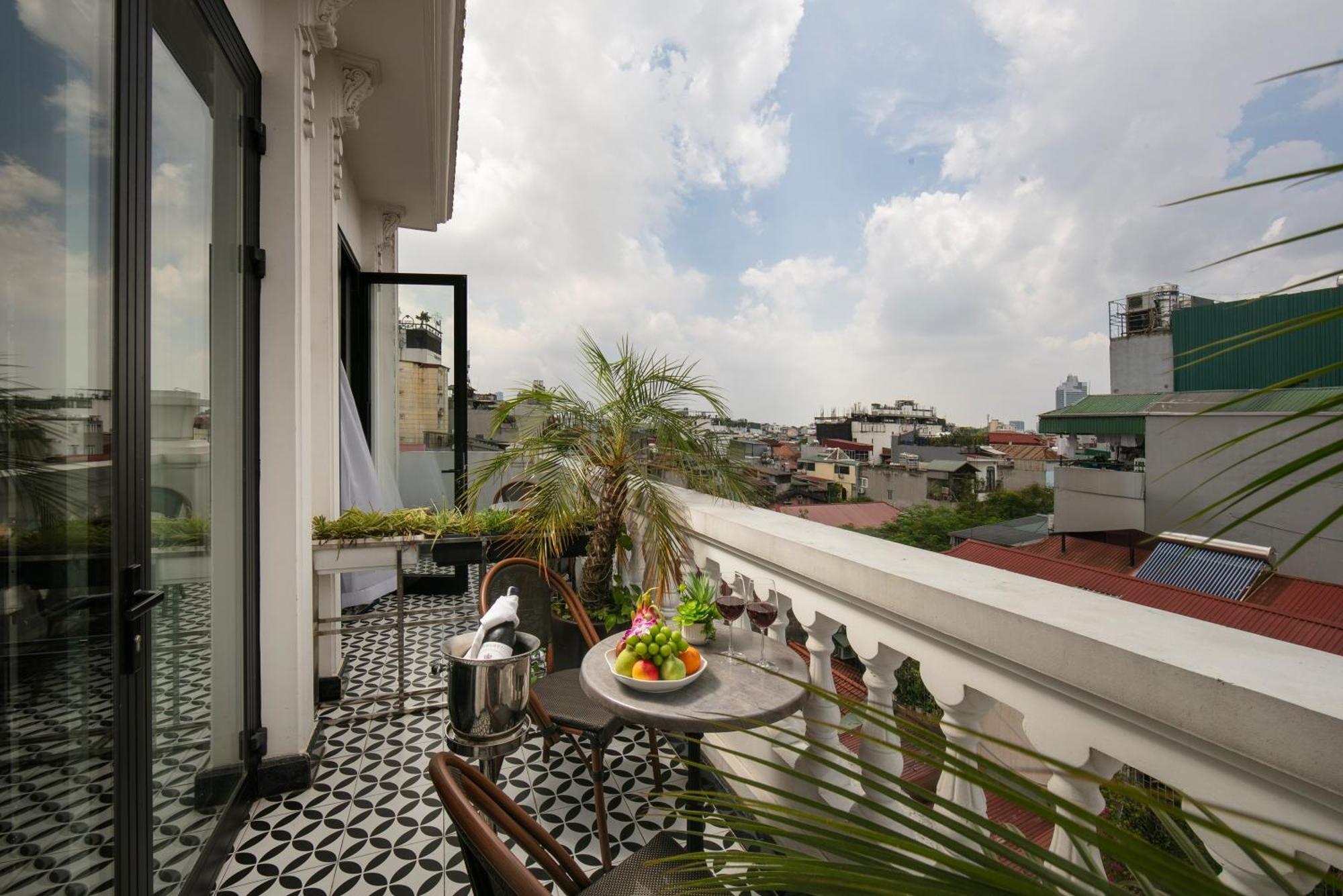 האנוי May De Ville Crown Hotel מראה חיצוני תמונה A balcony in Mexico City