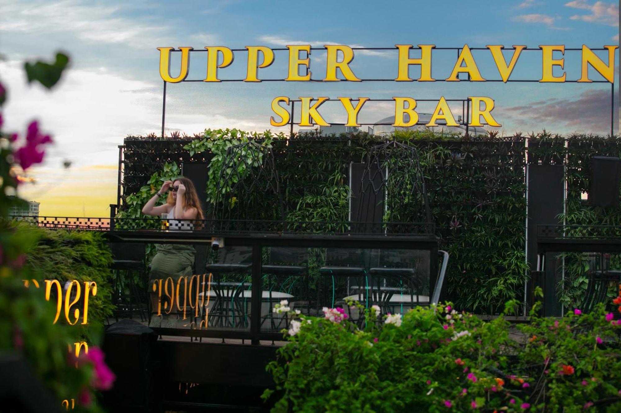 האנוי May De Ville Crown Hotel מראה חיצוני תמונה Upper Haven Sky Bar