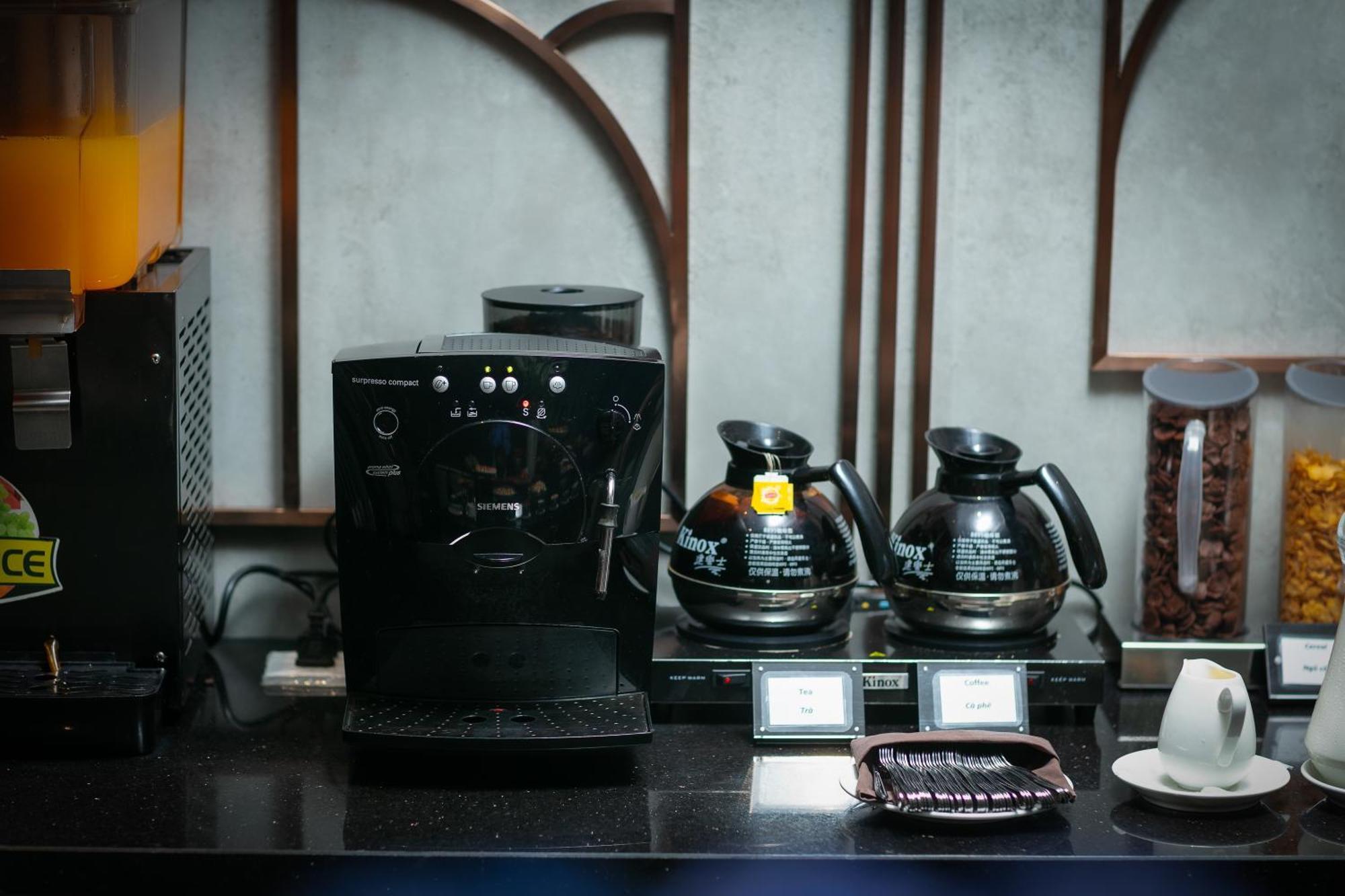 האנוי May De Ville Crown Hotel מראה חיצוני תמונה A coffee machine