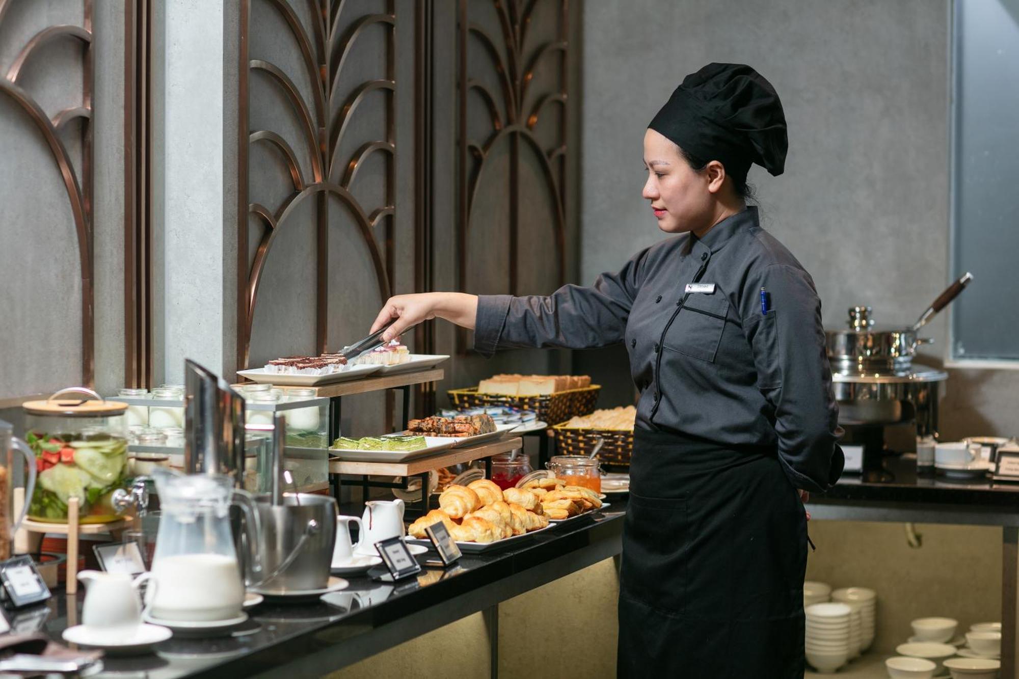 האנוי May De Ville Crown Hotel מראה חיצוני תמונה A cook at work