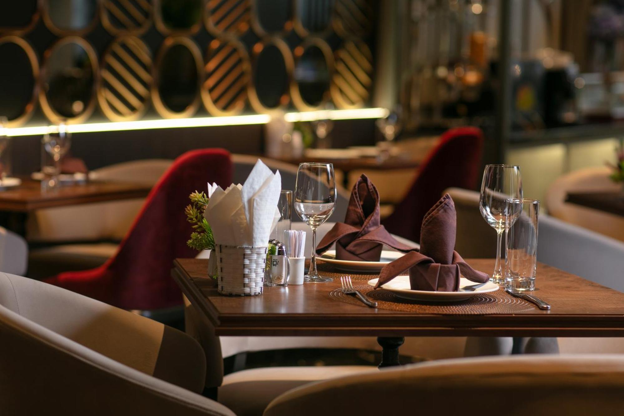האנוי May De Ville Crown Hotel מראה חיצוני תמונה The interior of the restaurant