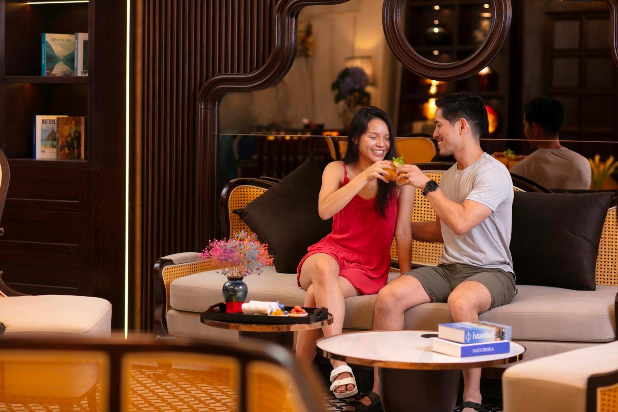 האנוי May De Ville Crown Hotel מראה חיצוני תמונה The Lounge at Tan Son Nhat International Airport