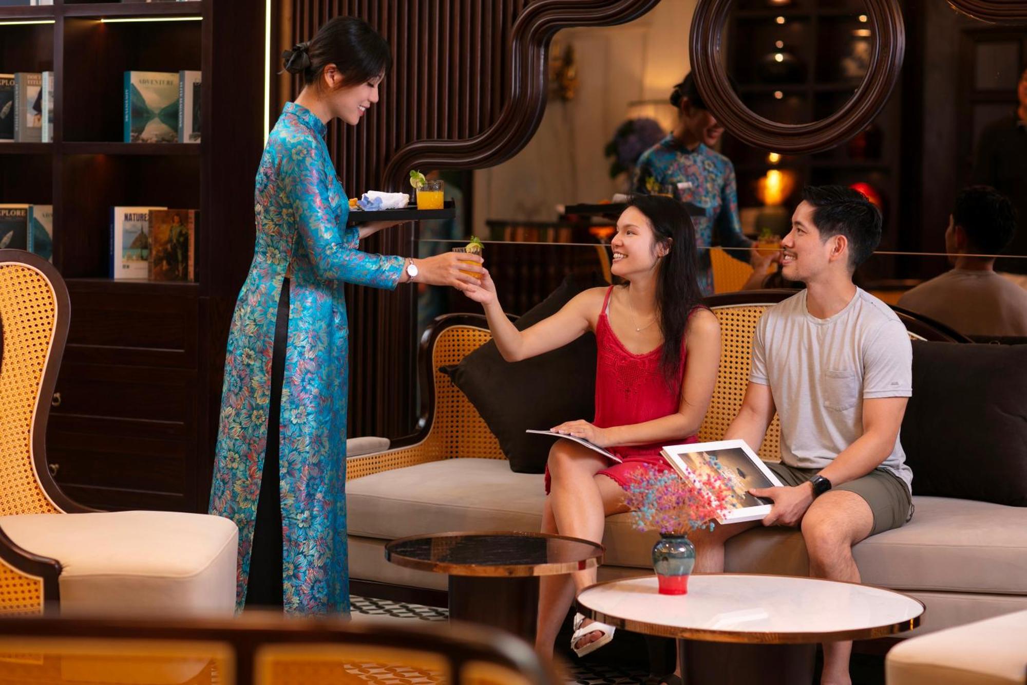 האנוי May De Ville Crown Hotel מראה חיצוני תמונה A Vietnamese woman wearing an áo dài