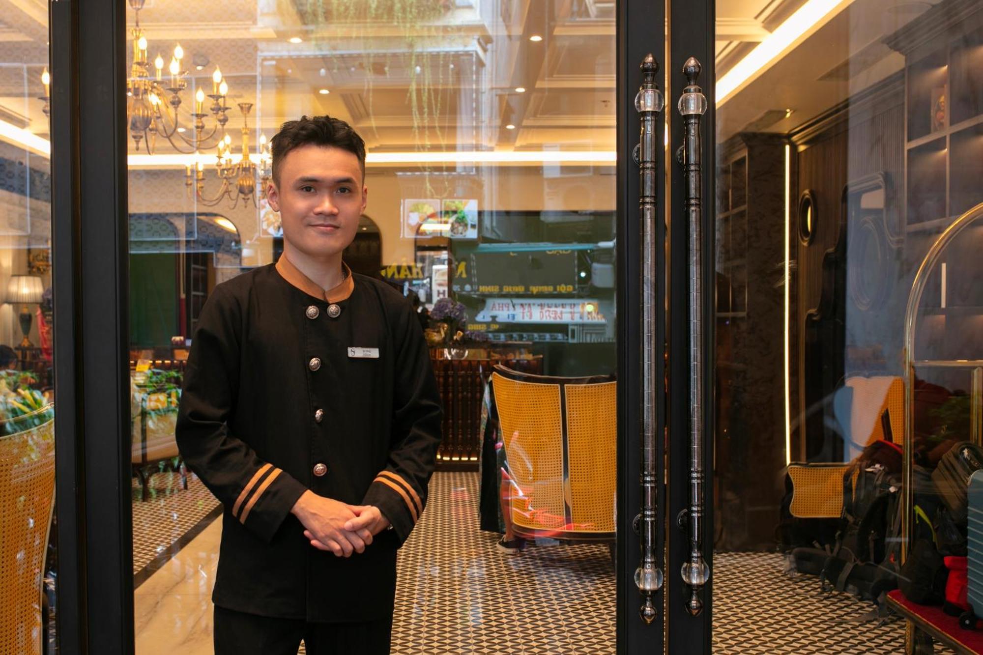 האנוי May De Ville Crown Hotel מראה חיצוני תמונה A doorman at the entrance of a hotel in Kuala Lumpur, Malaysia