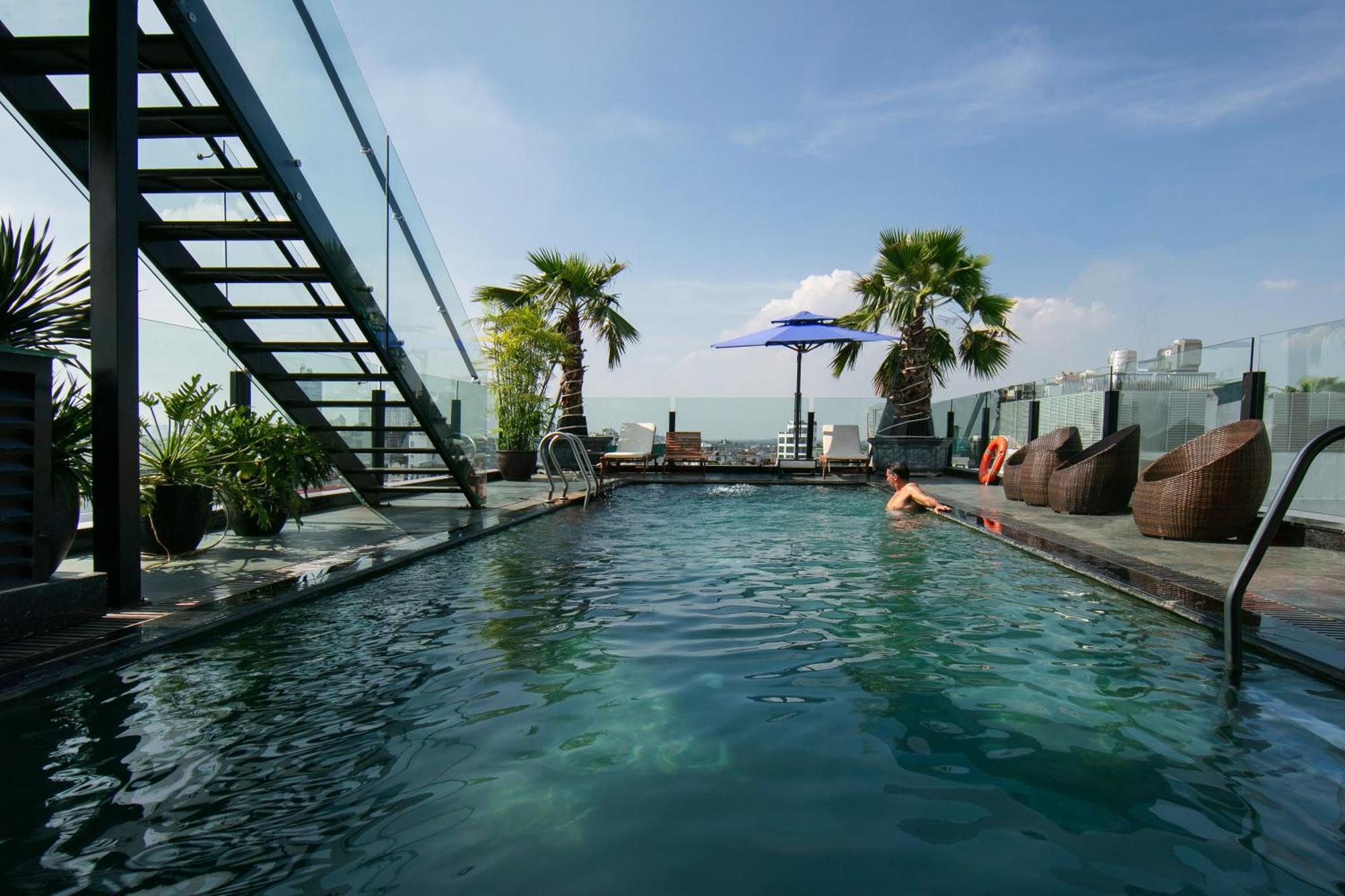 האנוי May De Ville Crown Hotel מראה חיצוני תמונה Rooftop pool at the hotel