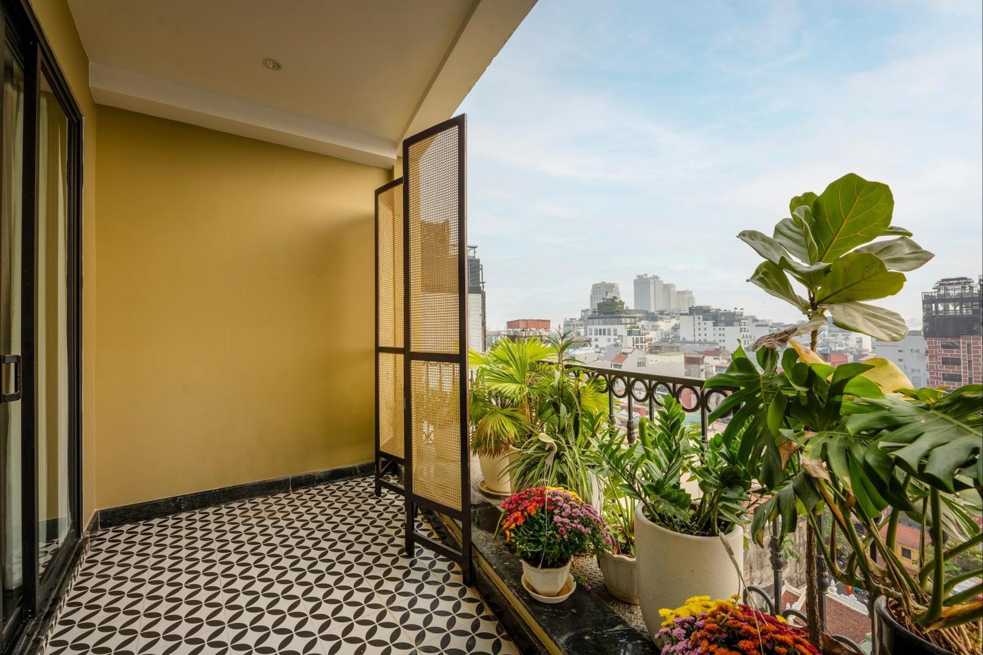 האנוי May De Ville Crown Hotel מראה חיצוני תמונה A balcony in Hanoi, Vietnam