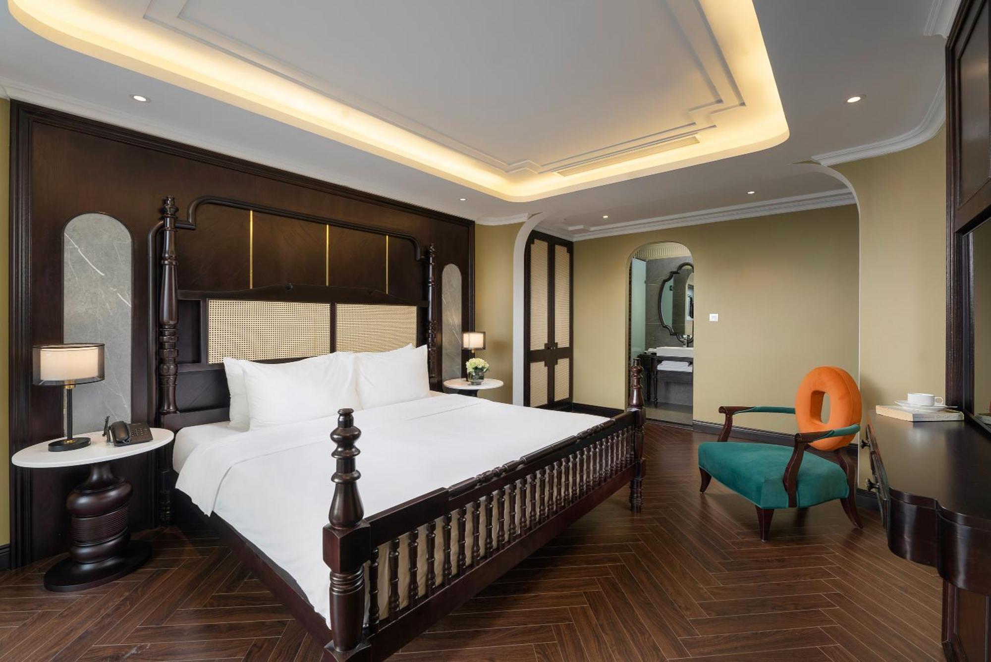 האנוי May De Ville Crown Hotel מראה חיצוני תמונה A bedroom at the hotel